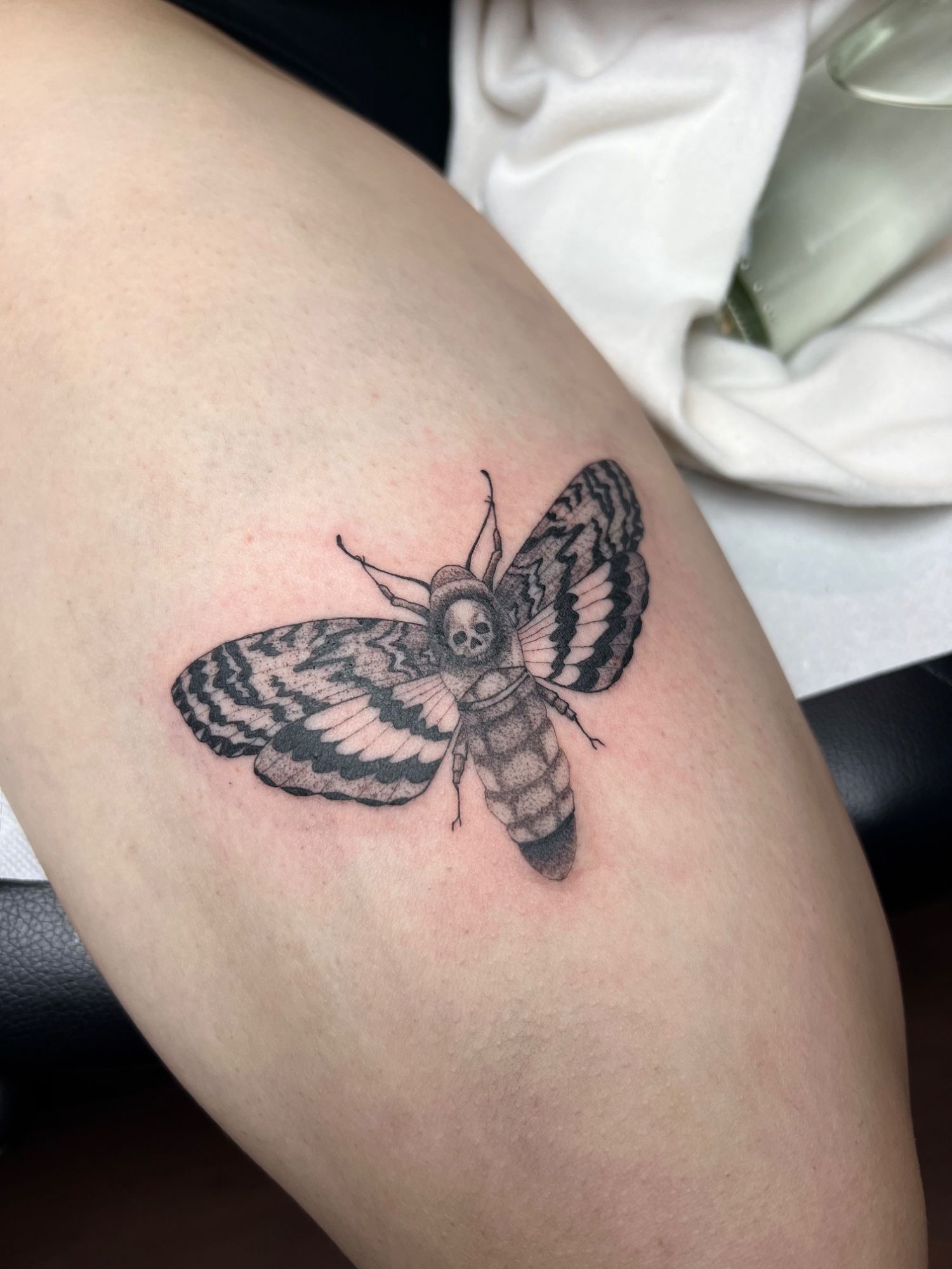 Totenkopfmotte Acherontia atropos auf dem Oberschenkel im Blackwork Style von Morwen in 49074