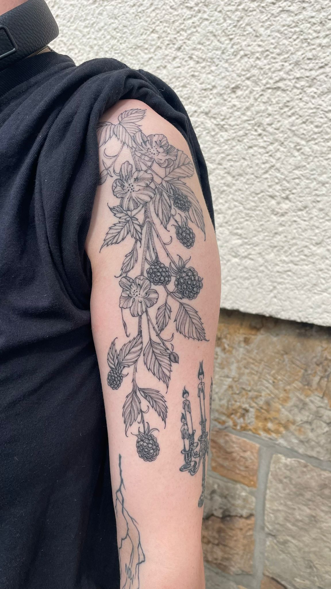 Brombeeren Zweig auf der Schulter im Botanical, Floral Style von Morwen in 49074