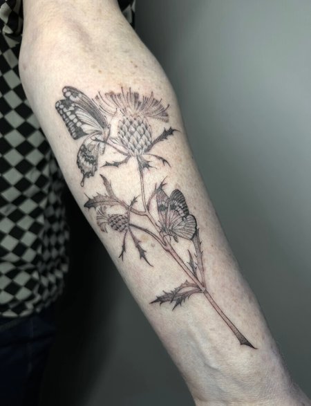 Distel mit Schmetterling auf dem Unterarm in Botanical, Floral style on Forearm by Atelier Fern & Fable 49074