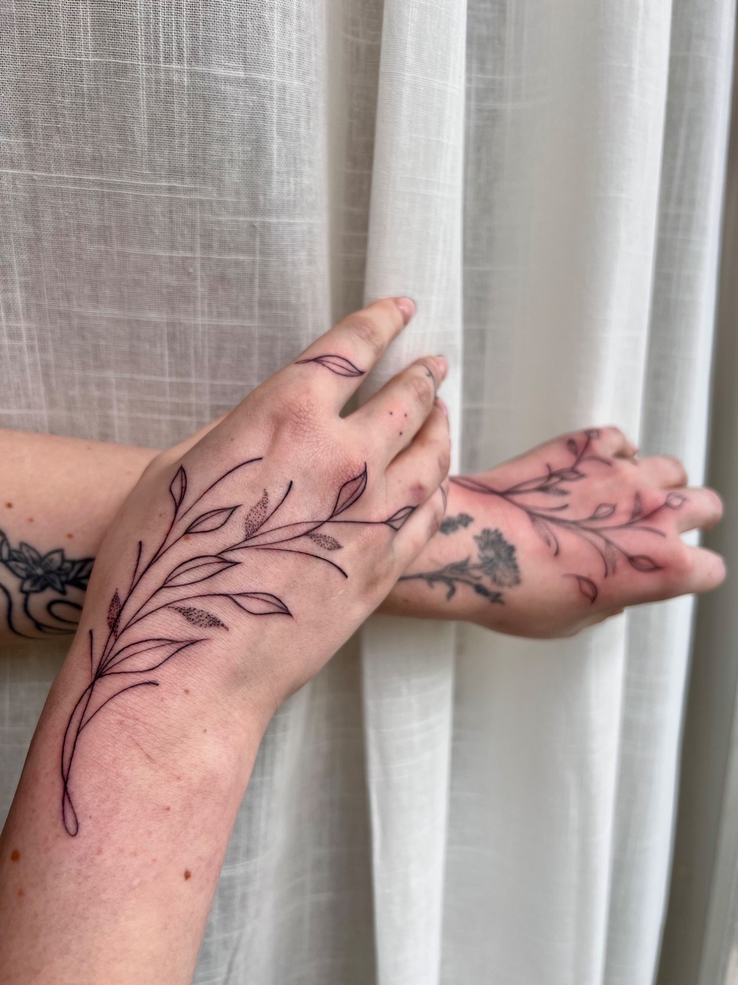 Florale Blätter Zweige Hände im Botanical, Floral Style auf Hand von Morwen in 49074