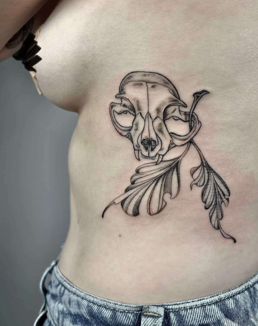 Katzenschädel auf den Rippen im Botanical, Floral Style von Morwen in 49074