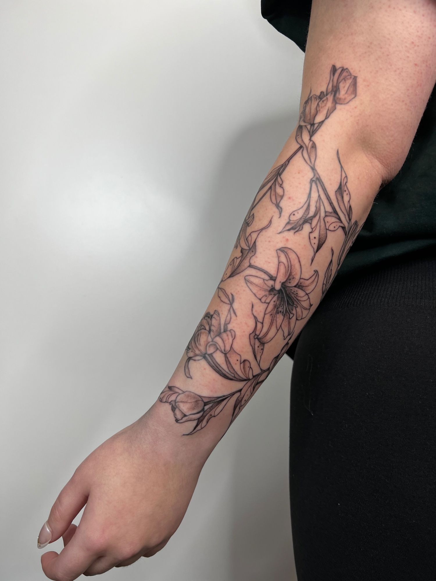 Lilien und Tulpen Unterarm Sleeve im Botanical, Floral Style auf von Morwen in 49074