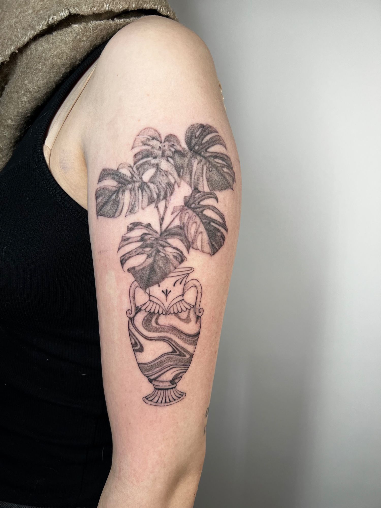 Monstera Variegata in Vase auf dem Oberarm im Botanical, Floral Style von Morwen 49074