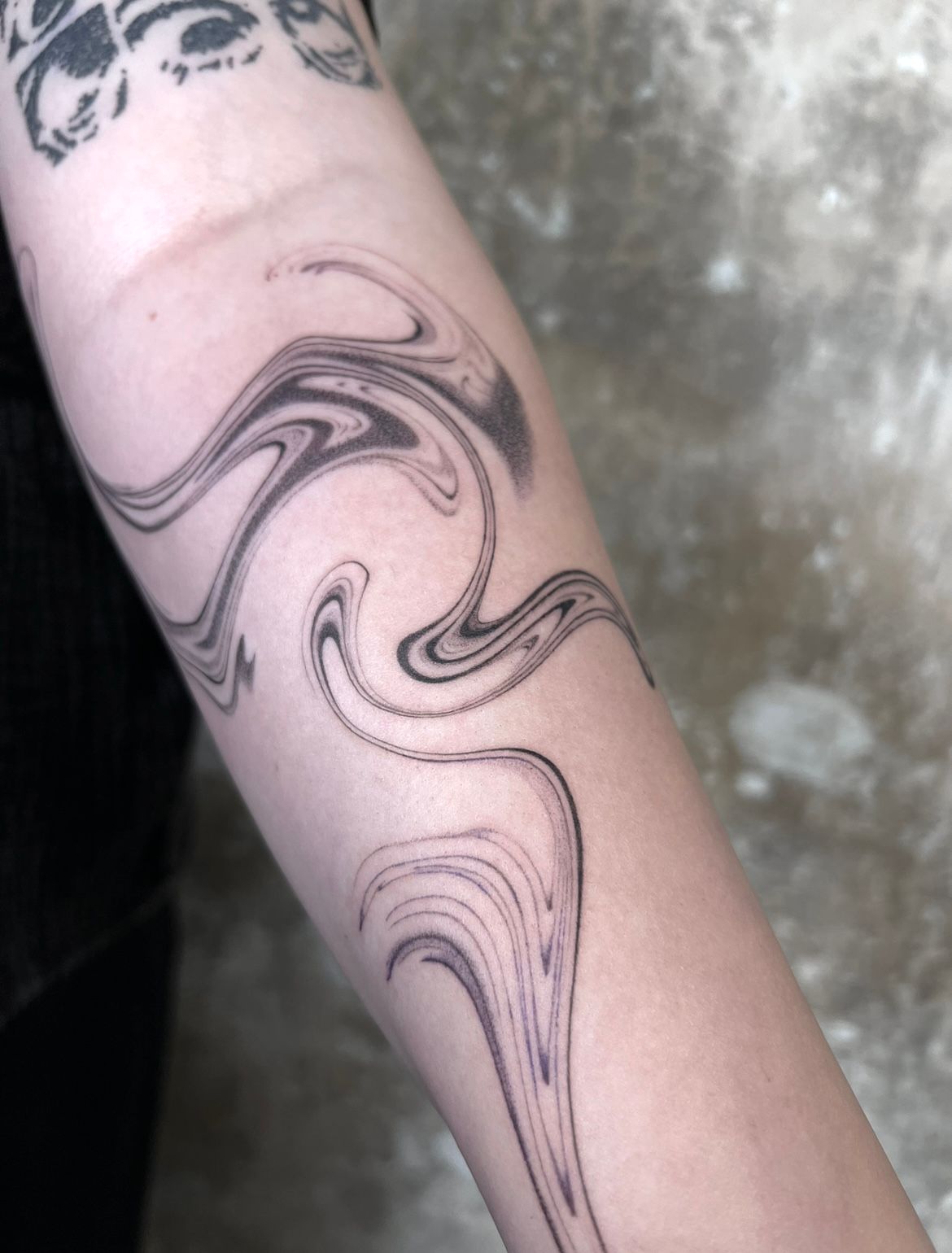 Abstrakte Linien auf dem Unterarm im Illustrative Style von Morwen in 49074