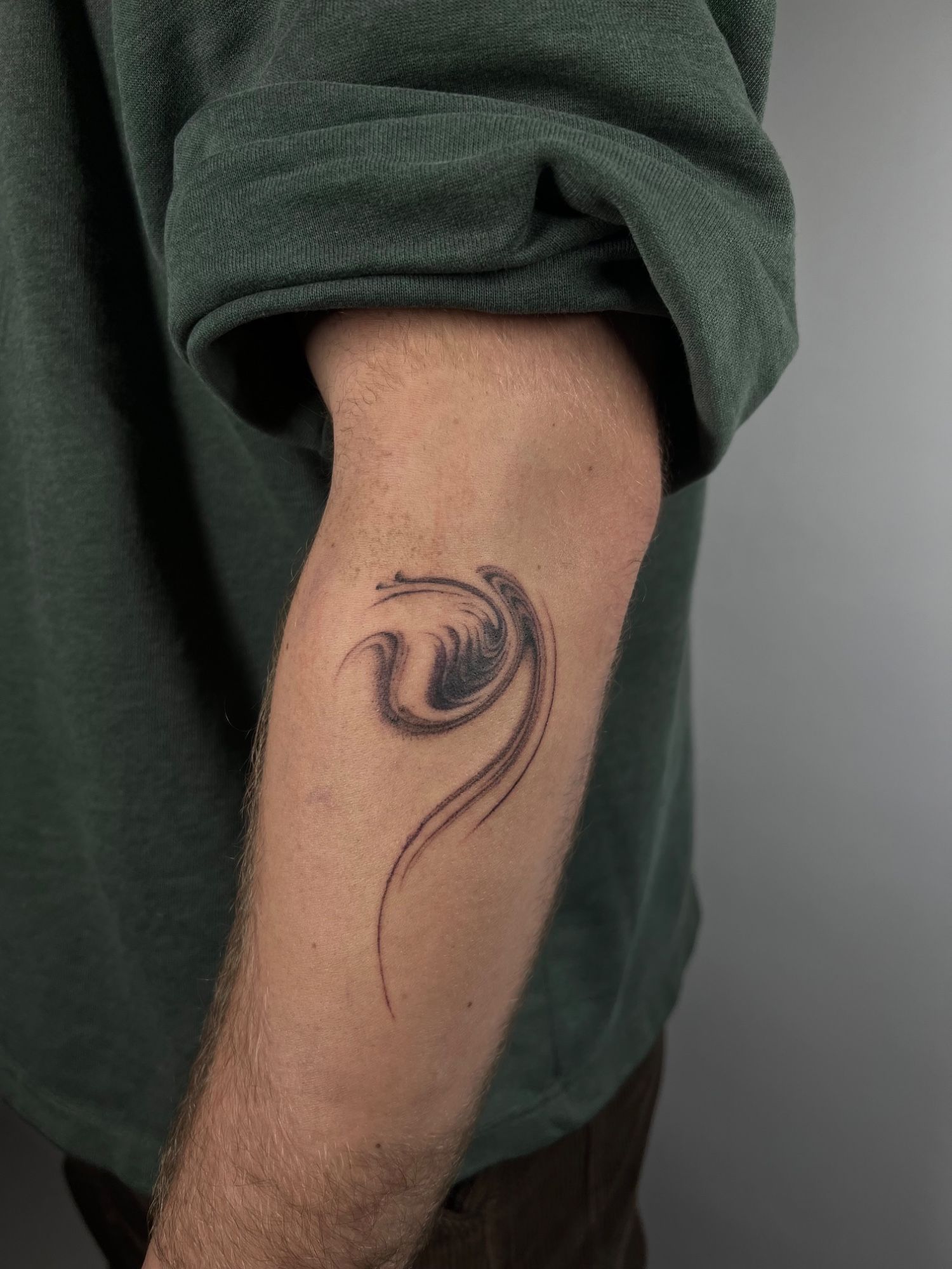 Abstrakte Linien Rauch auf dem Unterarm im Illustrative Style von Morwen in 49074