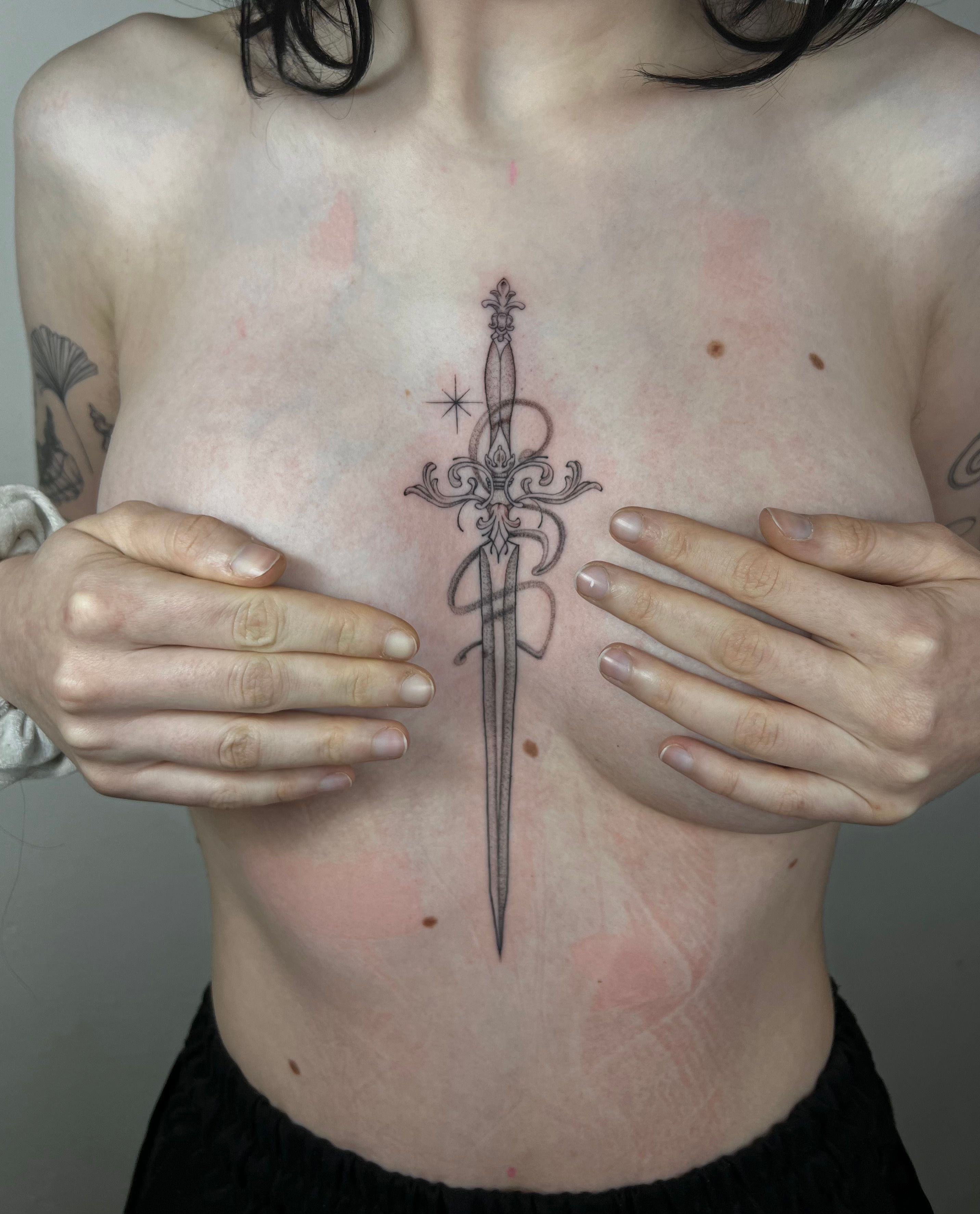 Fantasy Schwert zwischen der Brust im Illustrative Style auf von Morwen in 49074