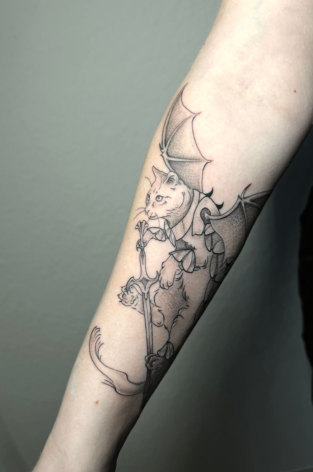 Katze in Rüstung auf dem Unterarm im Illustrative Style von Morwen 49074