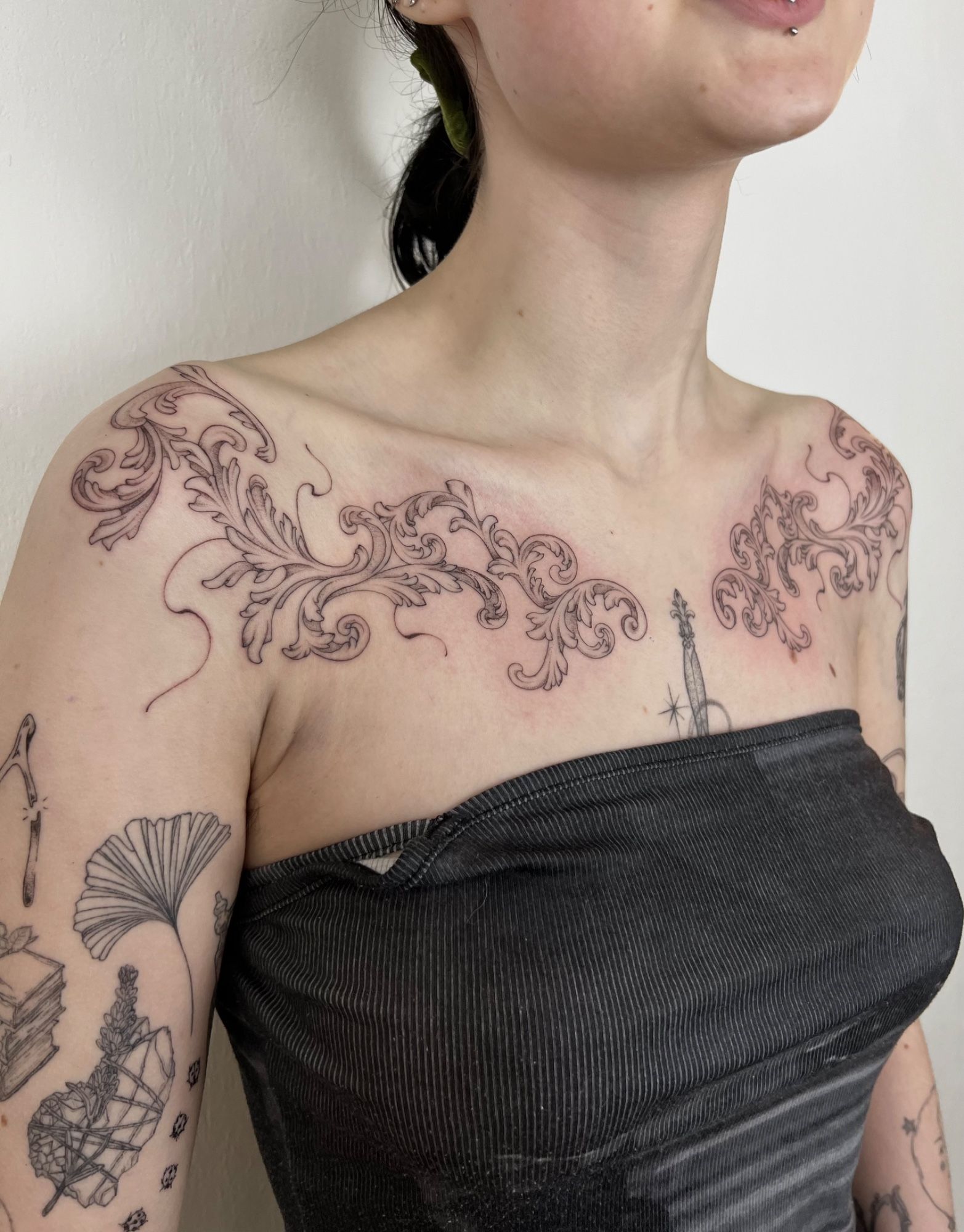 Renaissance inspired Chestpiece im Illustrative Style auf Brust von Morwen in 49074