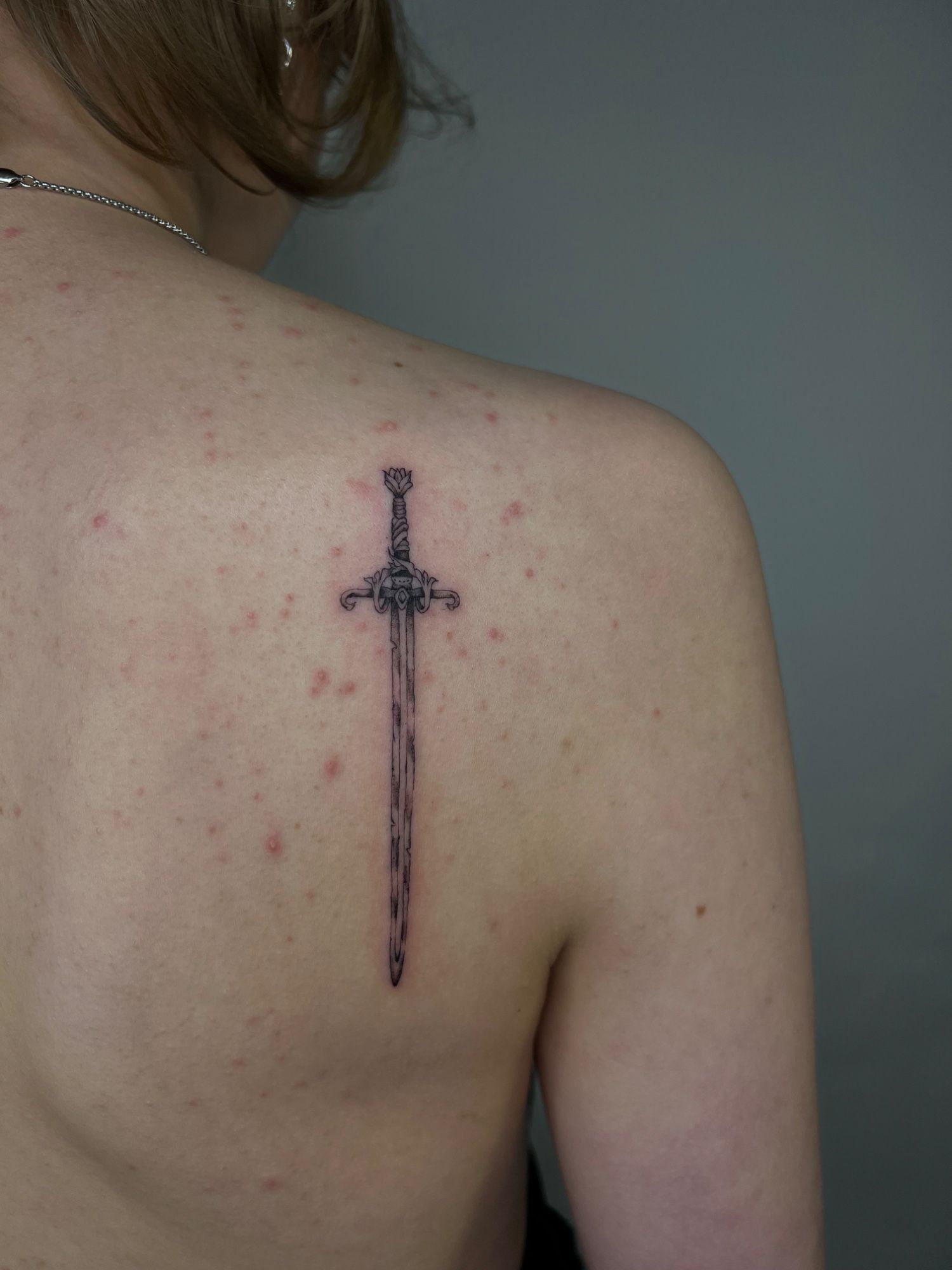 Schwert auf der Schulter im Illustrative Style von Morwen in 49074