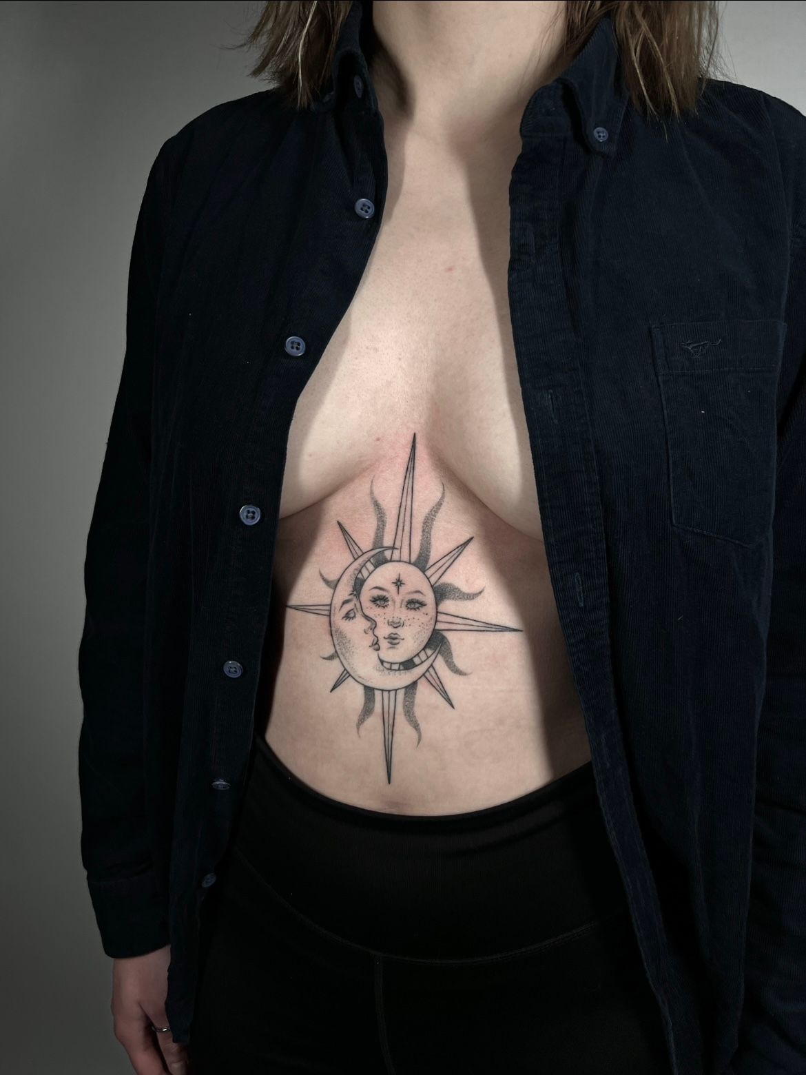 Sonne und Mond auf dem Bauch im Illustrative Style von Morwen in 49074