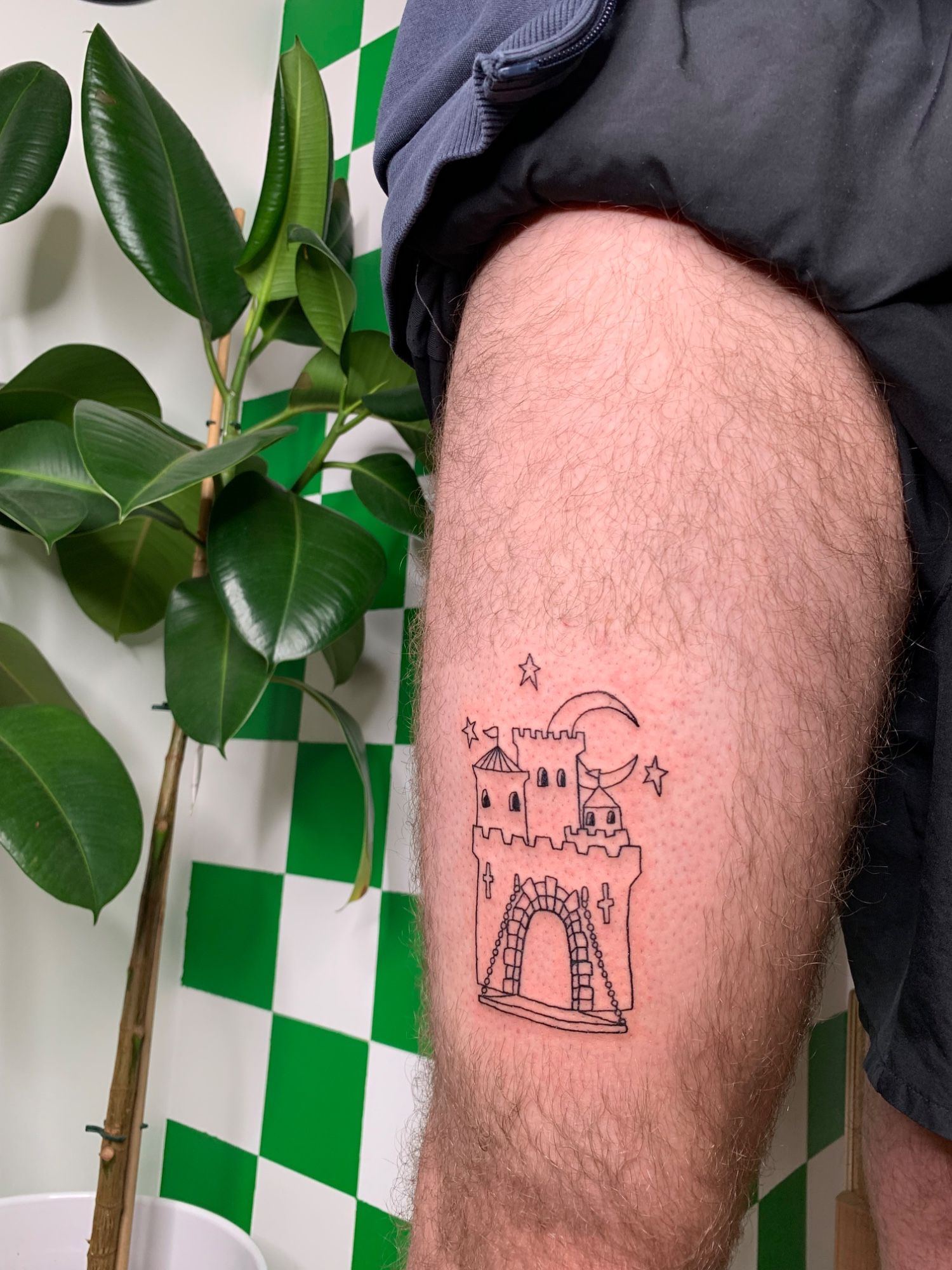 Überarbeitete Burg auf Oberschenkel in Ignorant style on Thigh by Guccischnalle Leipzig