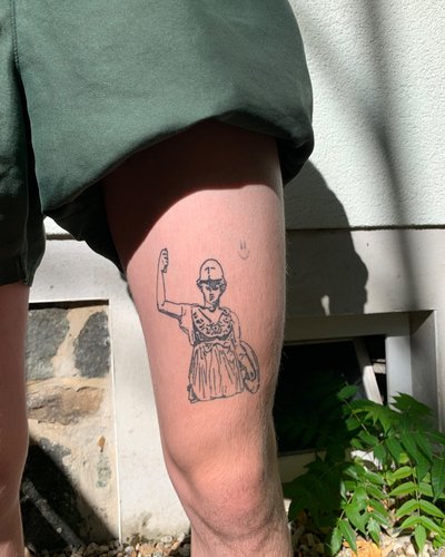 Verheilte Custom Athene im Illustrative Style auf Oberschenkel von Guccischnalle in Leipzig