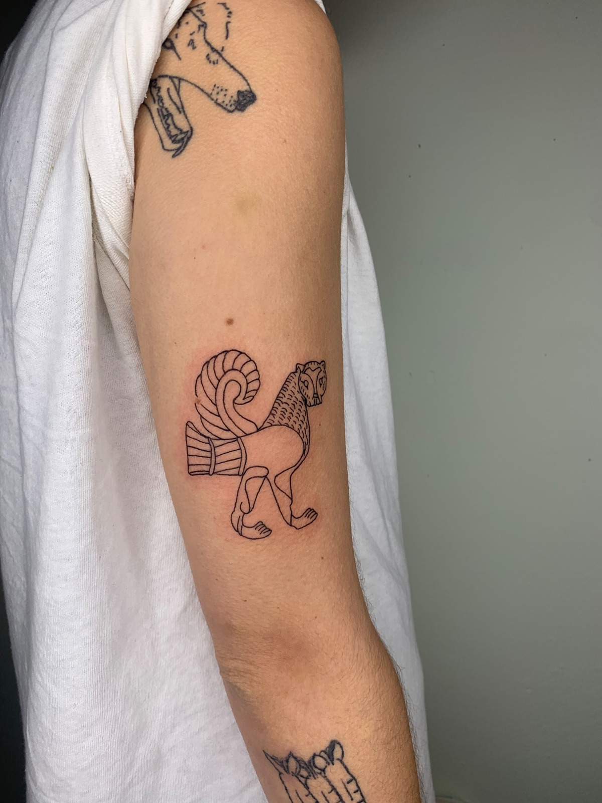 Antikes Fabelwesen im Line Work Style auf Oberarm von Guccischnalle in Leipzig