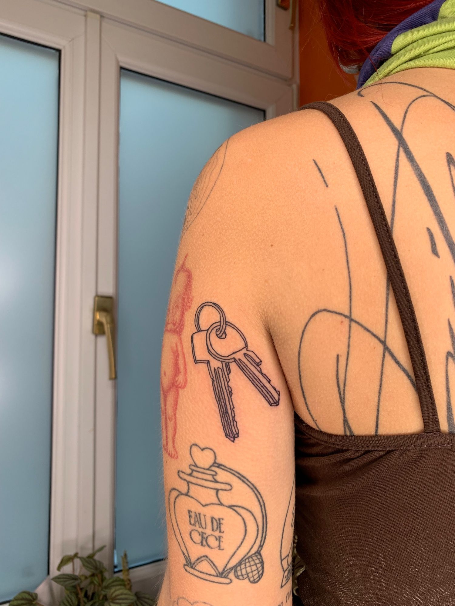 Custom Schlüsselanhänger im Line Work Style auf Oberarm von Guccischnalle in Leipzig