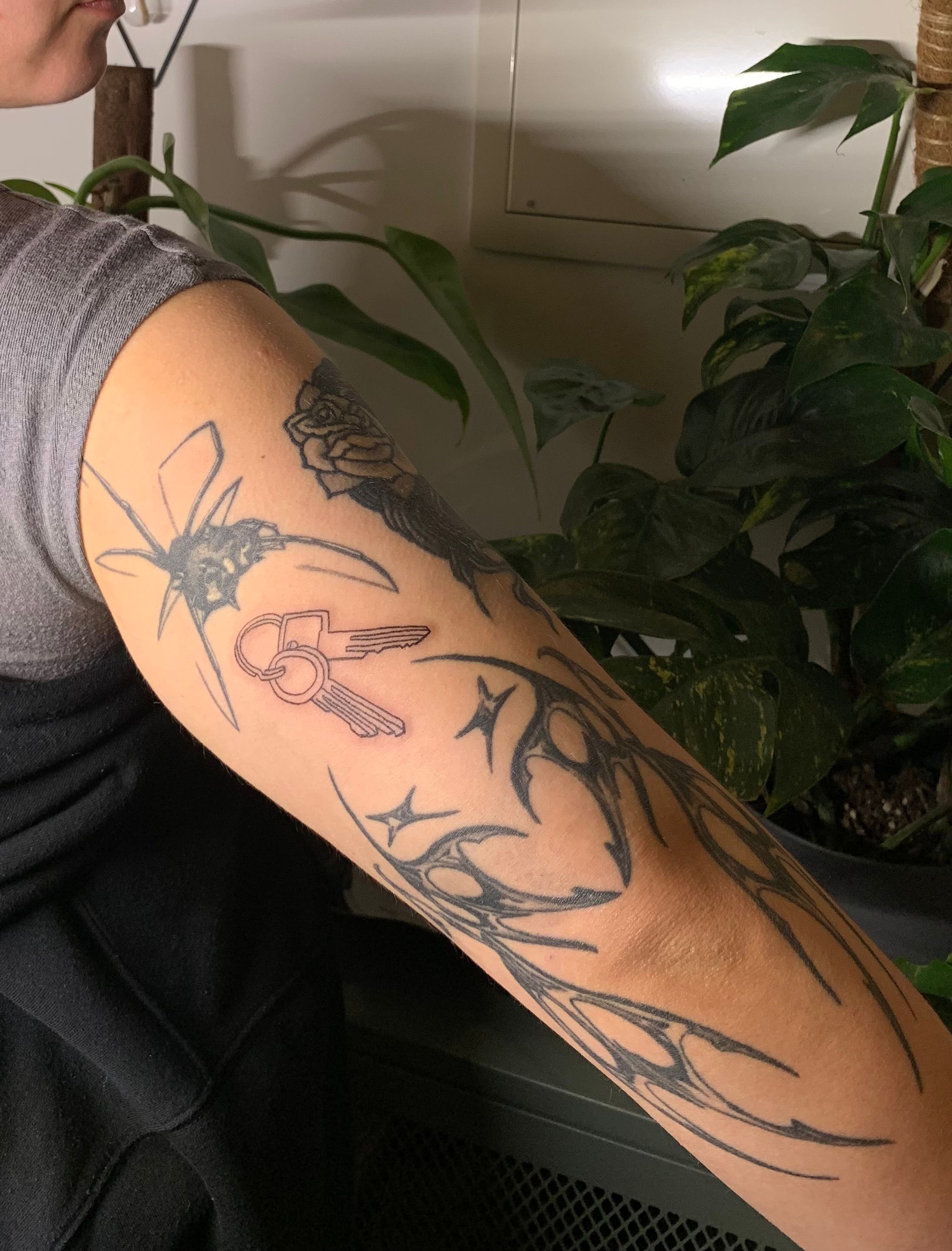 Custom Schlüsselbund in Line Work style on Upper Arm by Guccischnalle Leipzig