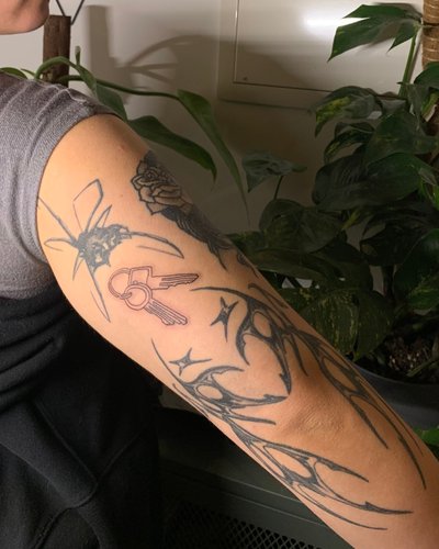 Custom Schlüsselbund in Line Work style on Upper Arm by Guccischnalle Leipzig