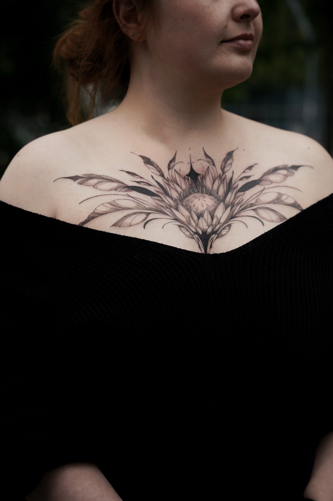 BLUMEN TATTOO im Fineline Style auf Brust von Vallfy in Hamburg