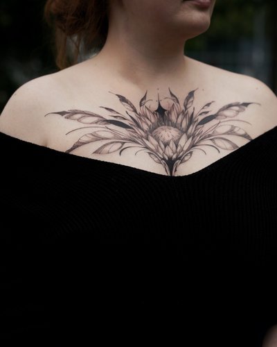 BLUMEN TATTOO im Fineline Style auf Brust von Vallfy in Hamburg