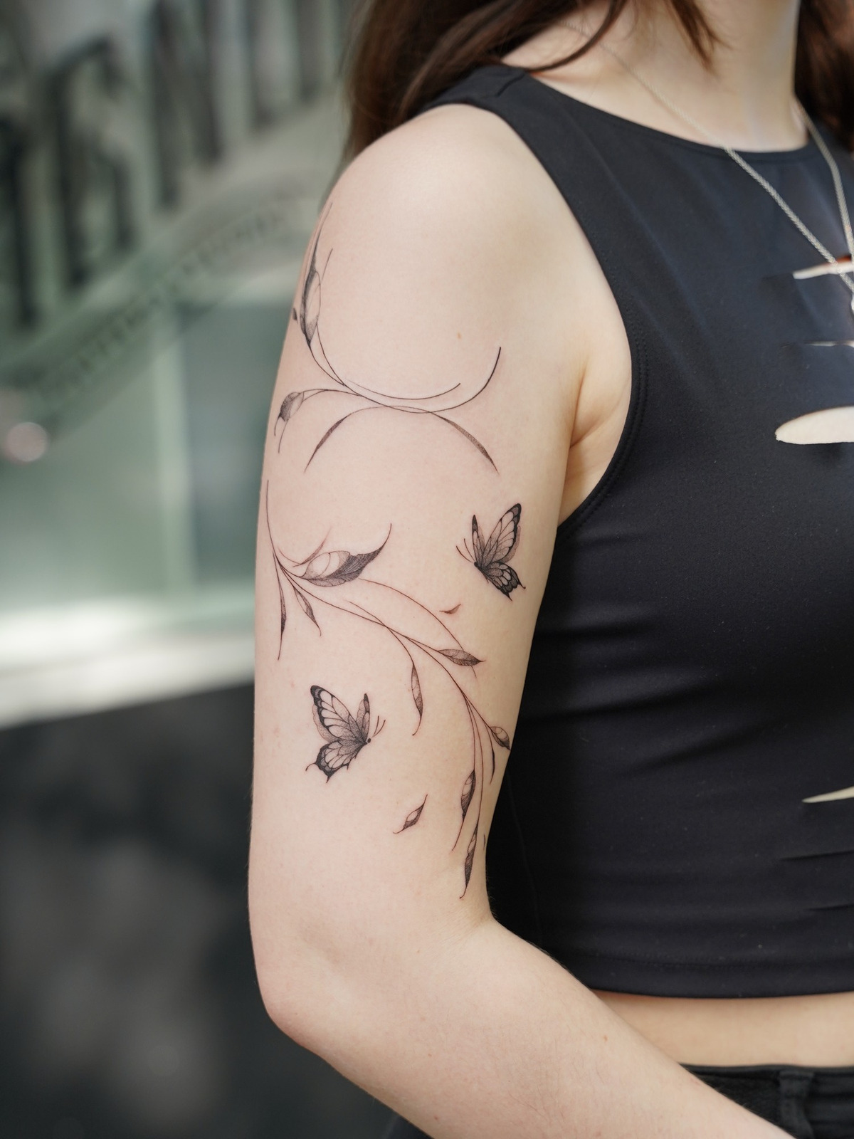 BLUMEN TATTOO in Fineline style on Upper Arm by Vallfy Hamburg