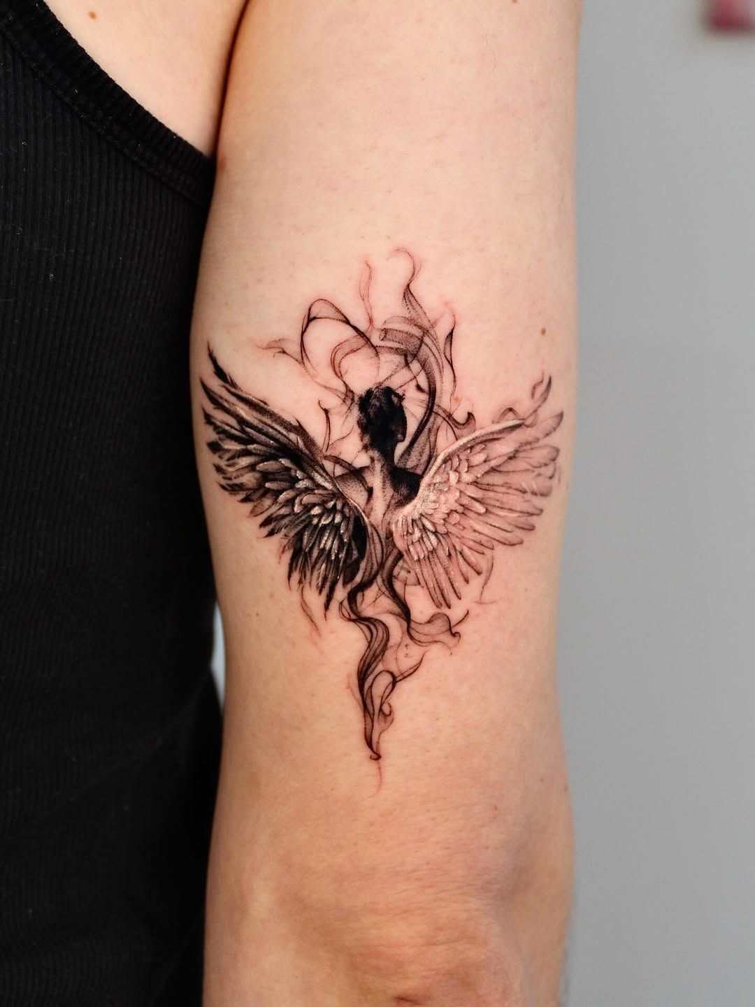 Engel, Flügel, Rauch Black & Gray Oberarm-Tattoo… von CARO ☀️ FINELINE AND COLOR TATTOO ARTIST BERLIN in