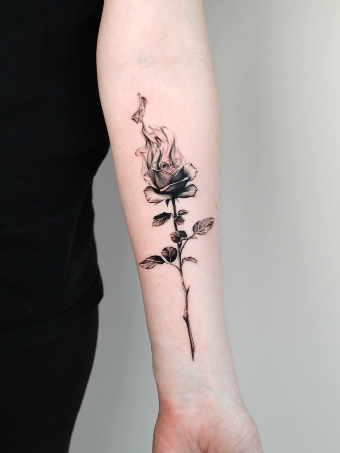 Rose, Flammen Black & Gray Unterarm-Tattoo im Style von CARO ☀️ FINELINE AND COLOR TATTOO ARTIST BERLIN in