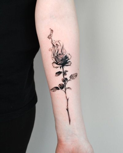 Rose, Flammen Black & Gray Unterarm-Tattoo im Style von CARO ☀️ FINELINE AND COLOR TATTOO ARTIST BERLIN in