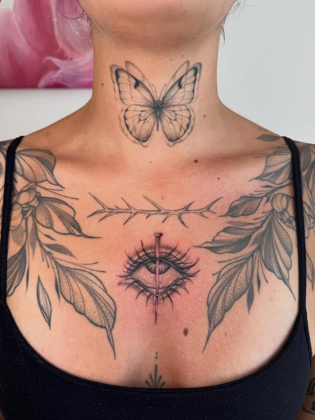 Auge, Dornen, Schmetterling, Blätter Fineline Brust-Tattoo… von CARO ☀️ AND COLOR TATTOO ARTIST BERLIN in