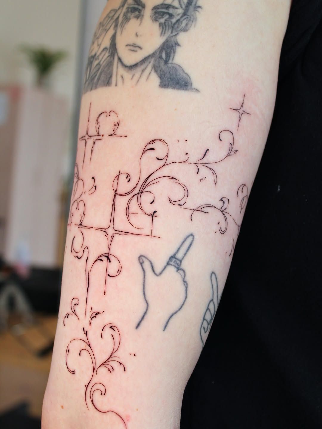 Ornament, Abstrakte Linien Fineline Unterarm-Tattoo im Style von CARO ☀️ AND COLOR TATTOO ARTIST BERLIN in
