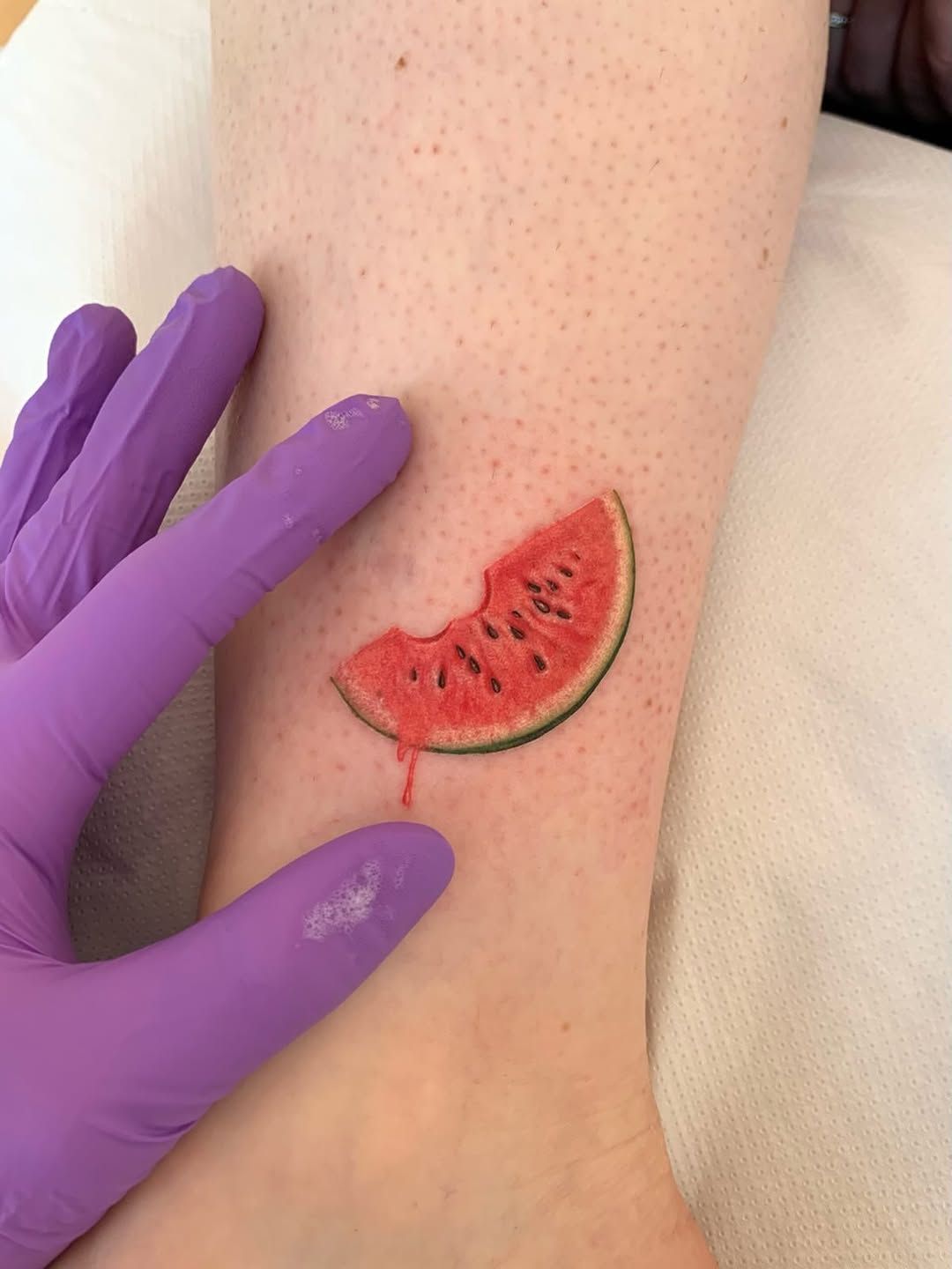 Wassermelone Microrealismus Schienbein-Tattoo von CARO ☀️ FINELINE AND COLOR TATTOO ARTIST BERLIN in