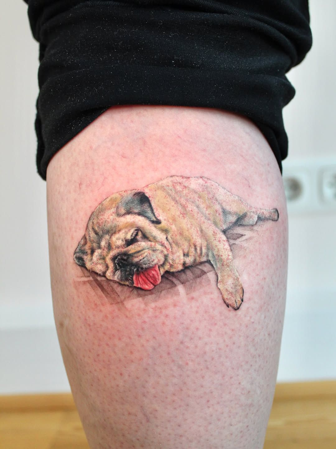 Mops Realismus Oberschenkel-Tattoo im Realistic Style von CARO ☀️ FINELINE AND COLOR TATTOO ARTIST BERLIN in