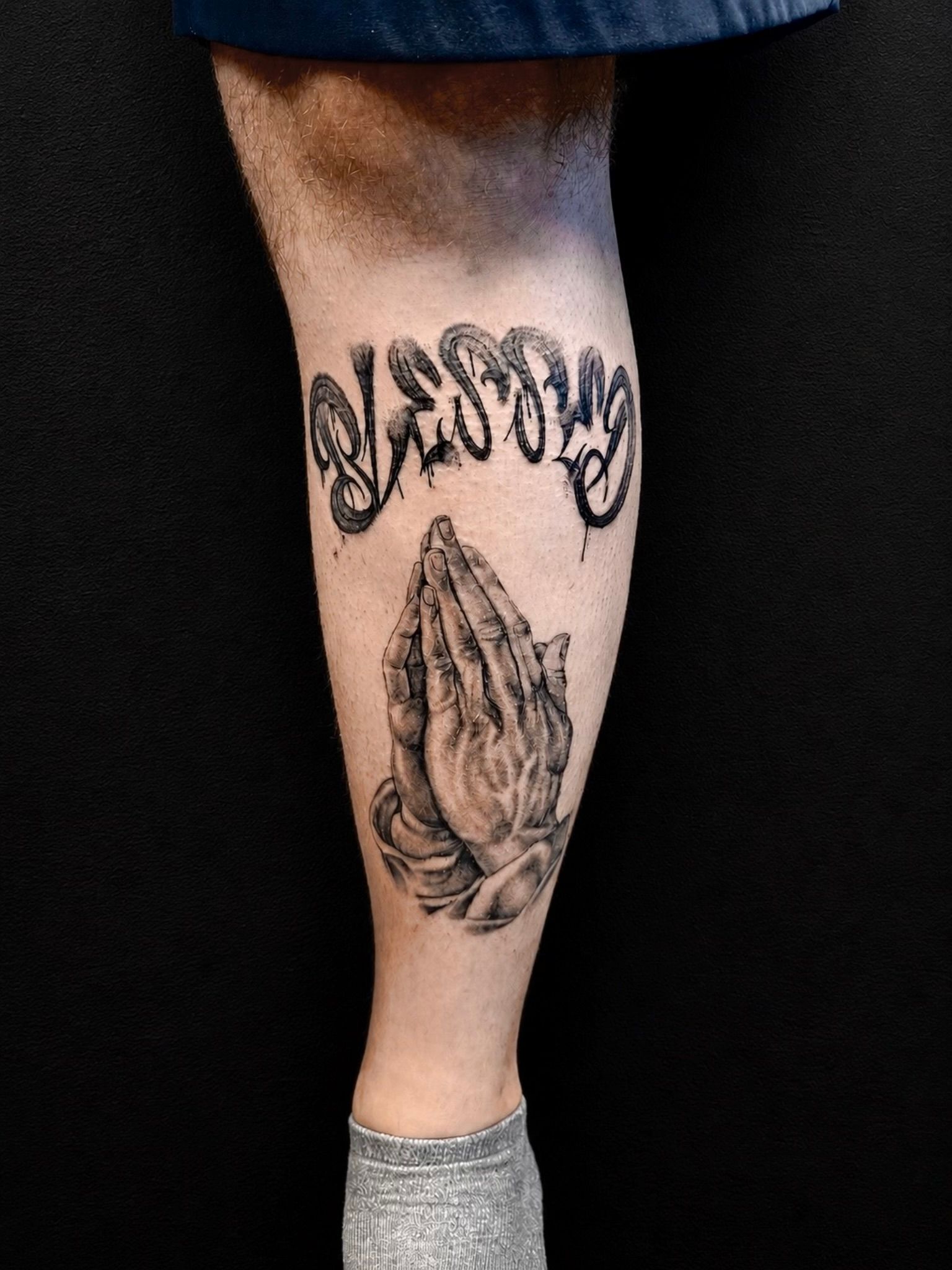 Blessed im Black & Gray Style auf Schienbein von Won Ink in Hamburg