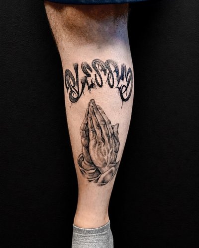Blessed im Black & Gray Style auf Schienbein von Won Ink in Hamburg