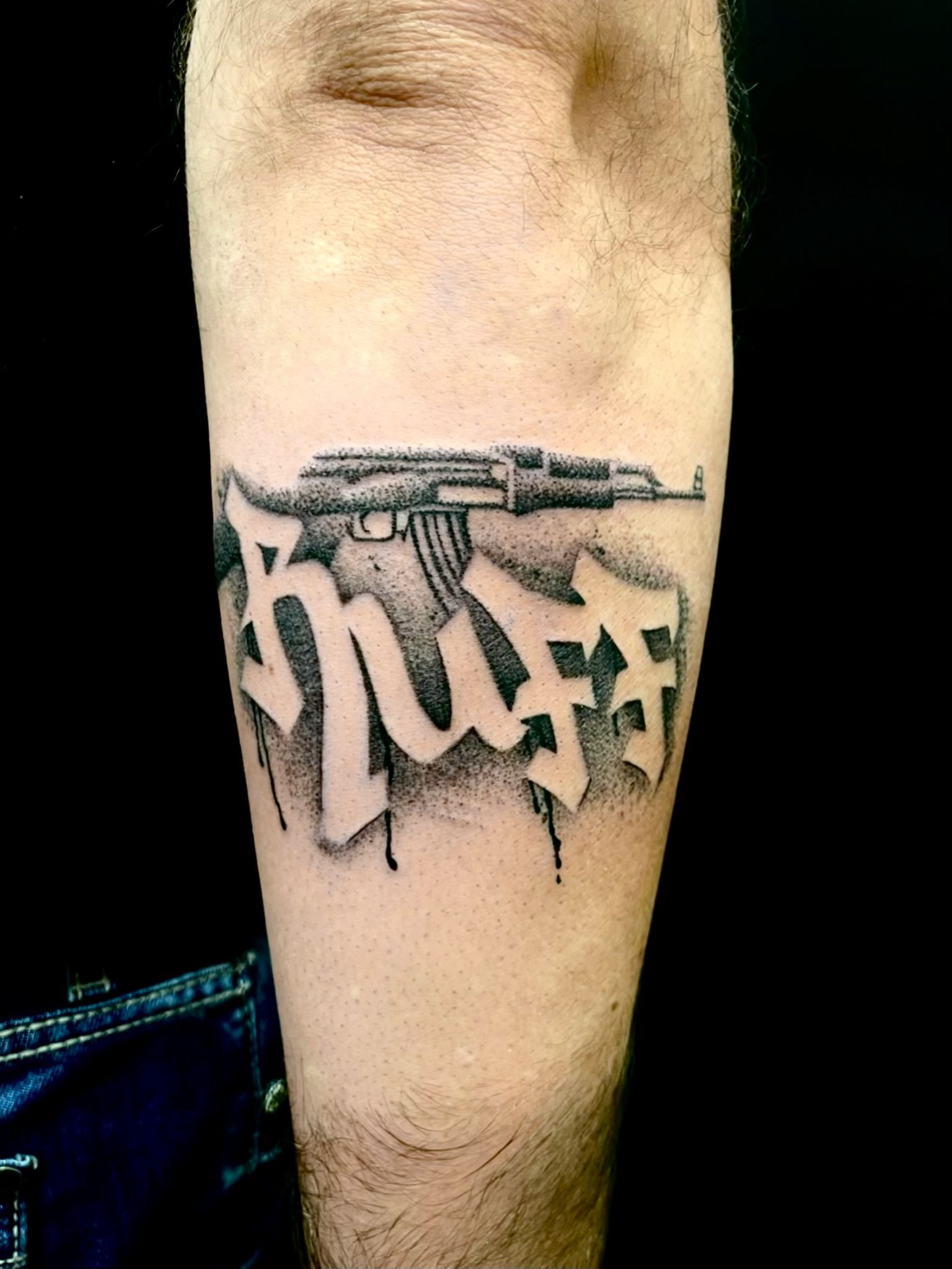 Ruff Ak 47 im Black & Gray Style auf Unterarm von Won Ink in Hamburg