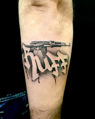 Ruff Ak 47 im Black & Gray Style auf Unterarm von Won Ink in Hamburg