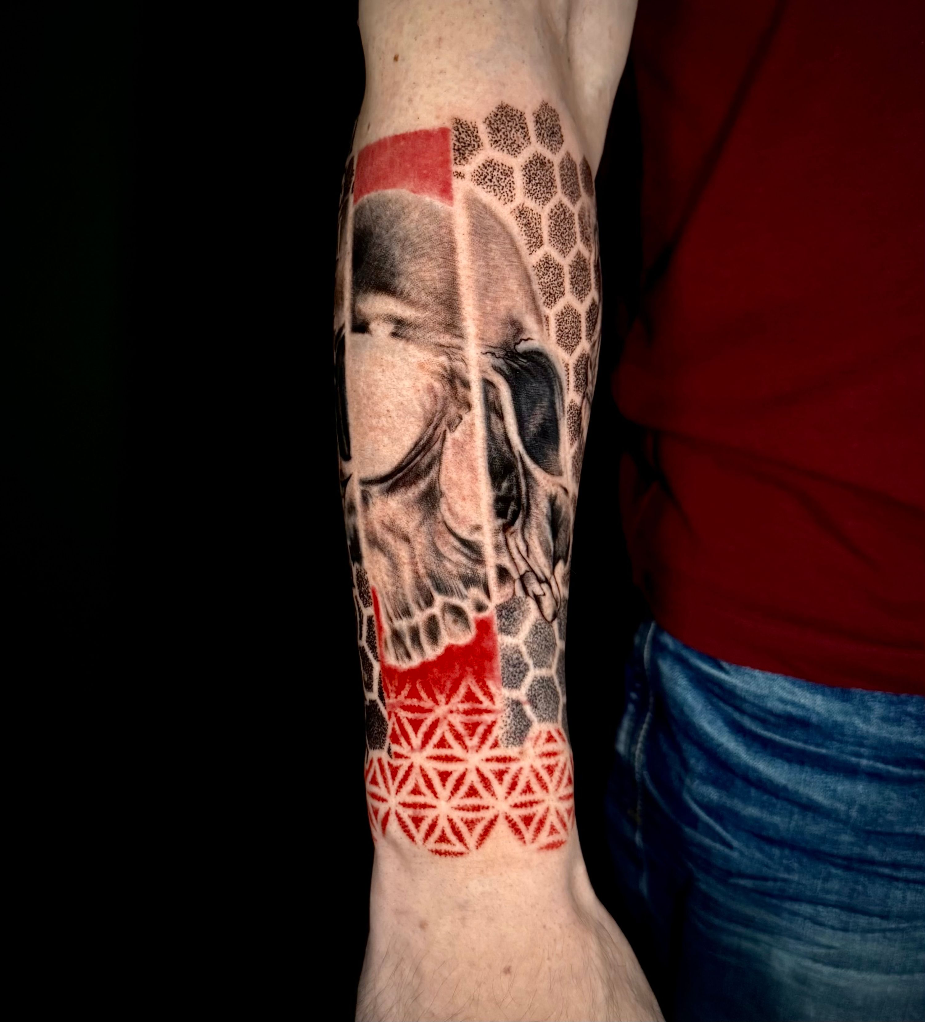 Totenkopf halb im Negativ Stil in Black & Gray style on Forearm by Won Ink Hamburg