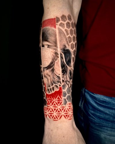 Totenkopf halb im Negativ Stil in Black & Gray style on Forearm by Won Ink Hamburg