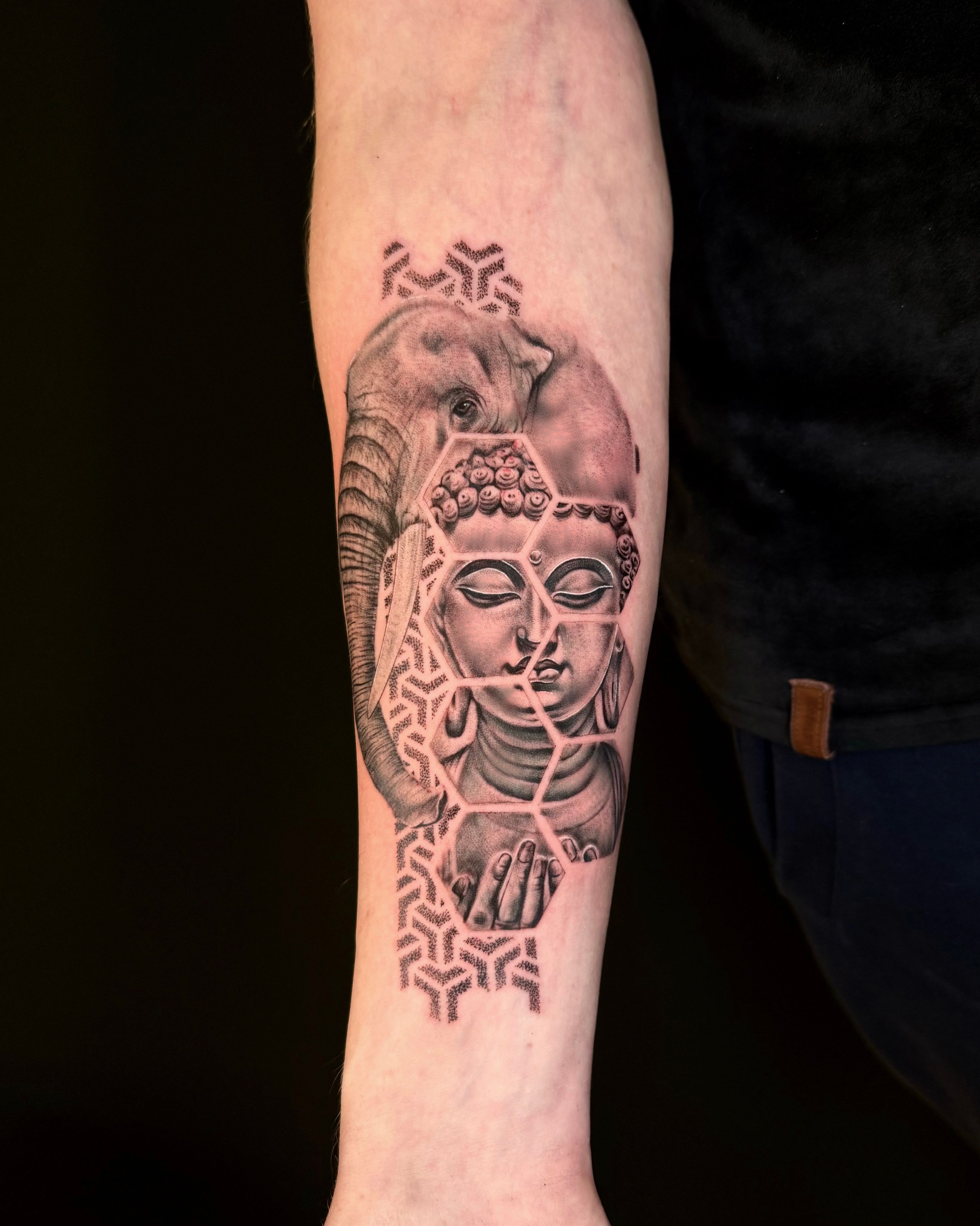 Buddha und Elefant im Black & Gray Style auf Unterarm von Won Ink in Hamburg