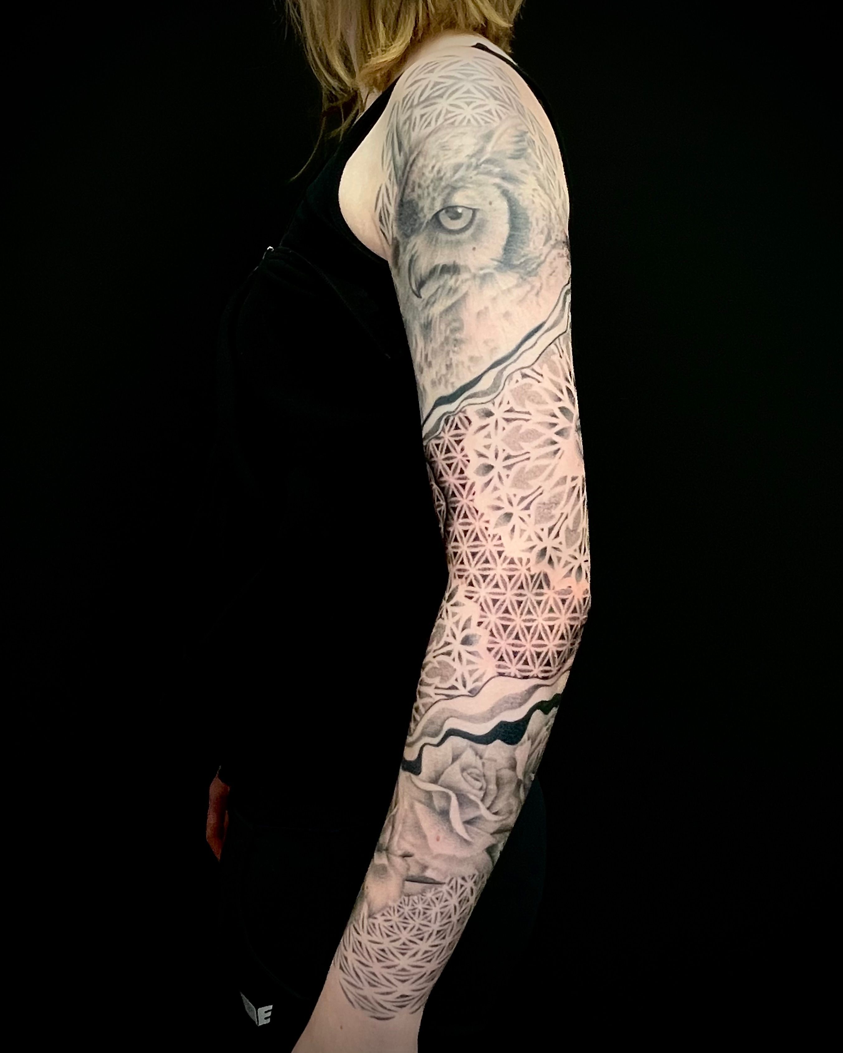 Eulen trifft Mandala und Rosen im Black & Gray Style auf Unterarm von Won Ink in Hamburg