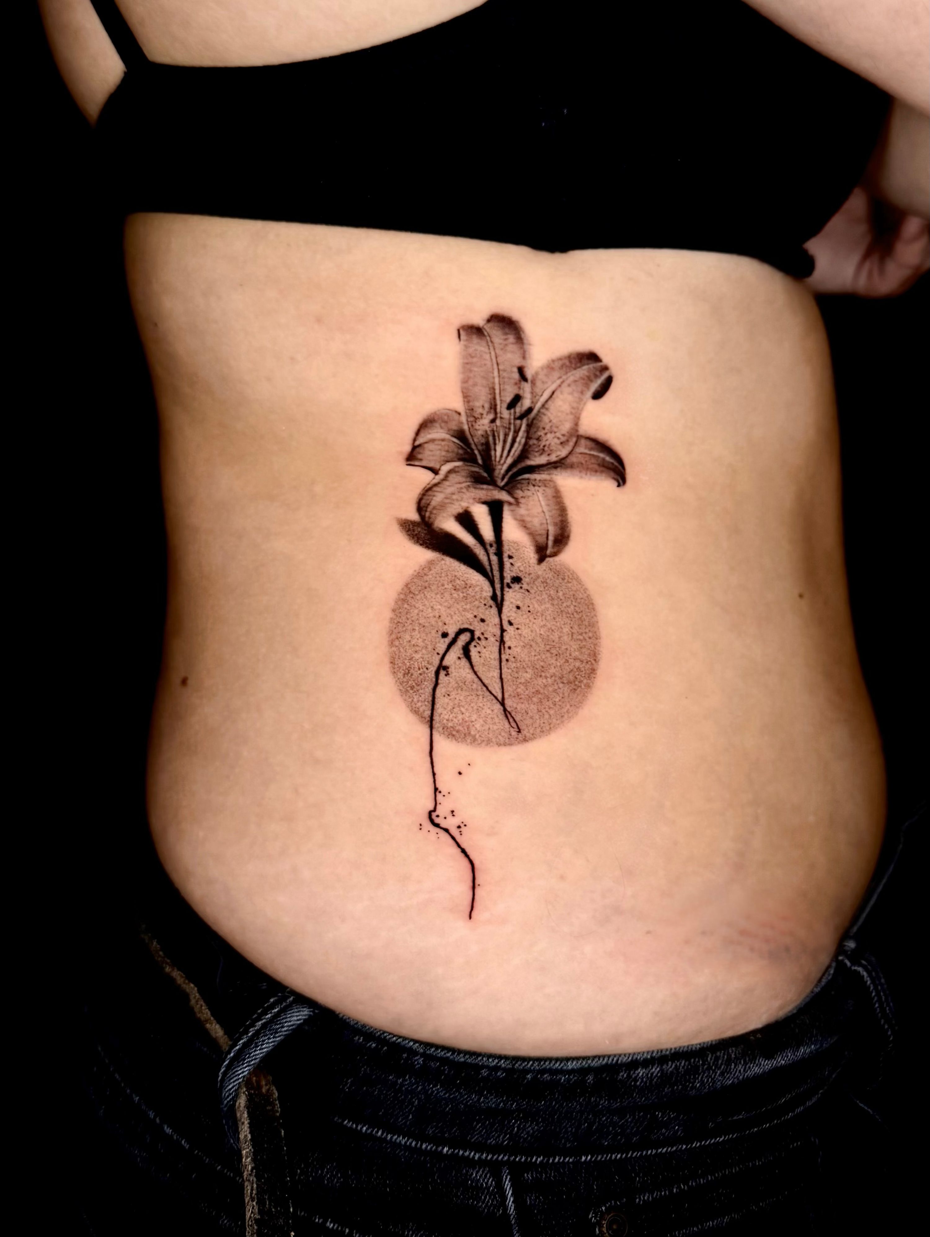 Lilie im Black & Gray Style auf Rippen von Won Ink in Schleswig