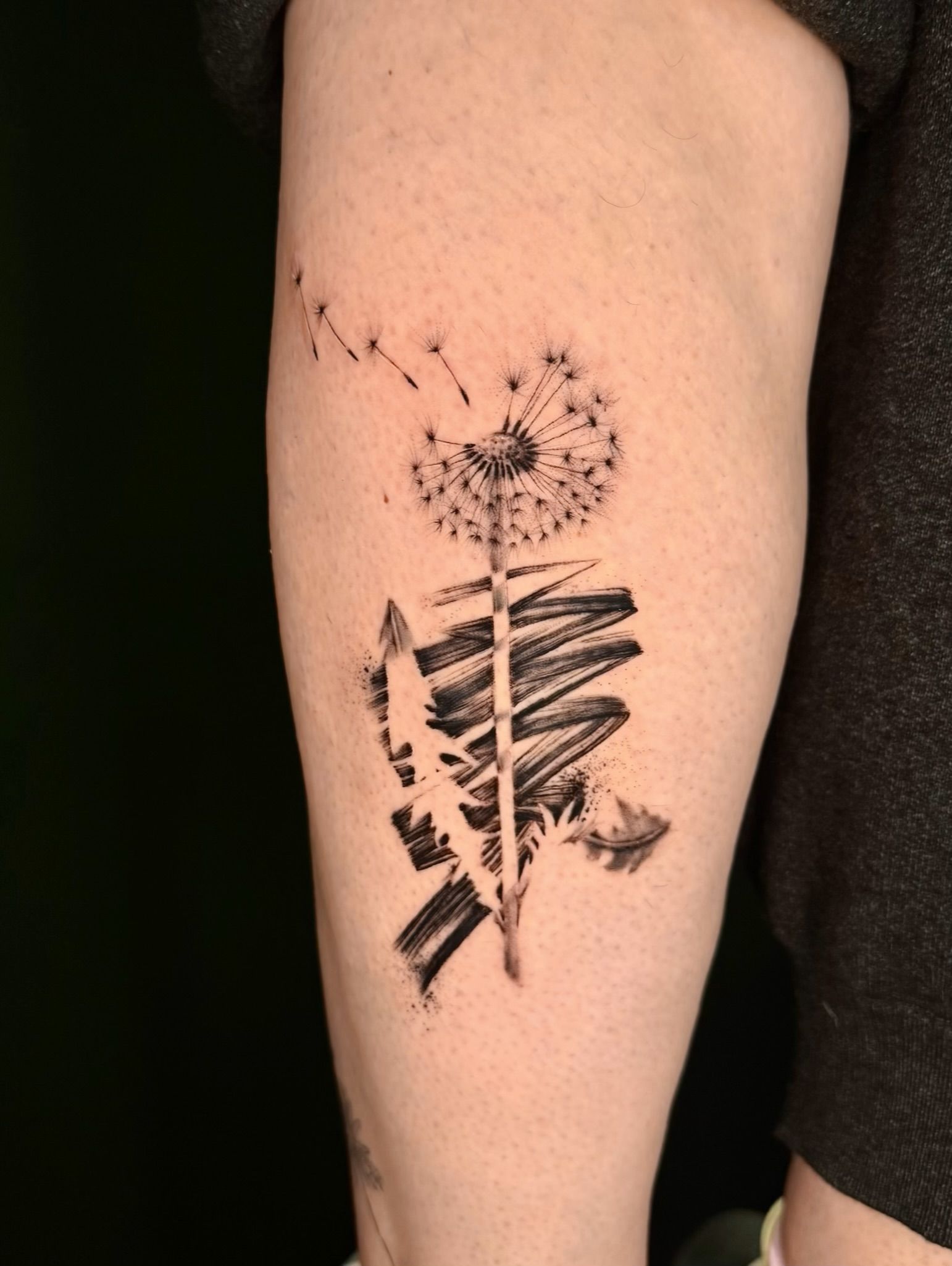 Pusteblume im Black & Gray Style auf Wade von Won Ink in Schleswig