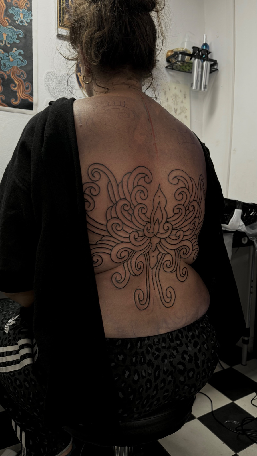 bold ornamental backpiece chrysanthemum (unfinsihed) im Style auf Rücken von debo.studio in Freiburg Breisgau