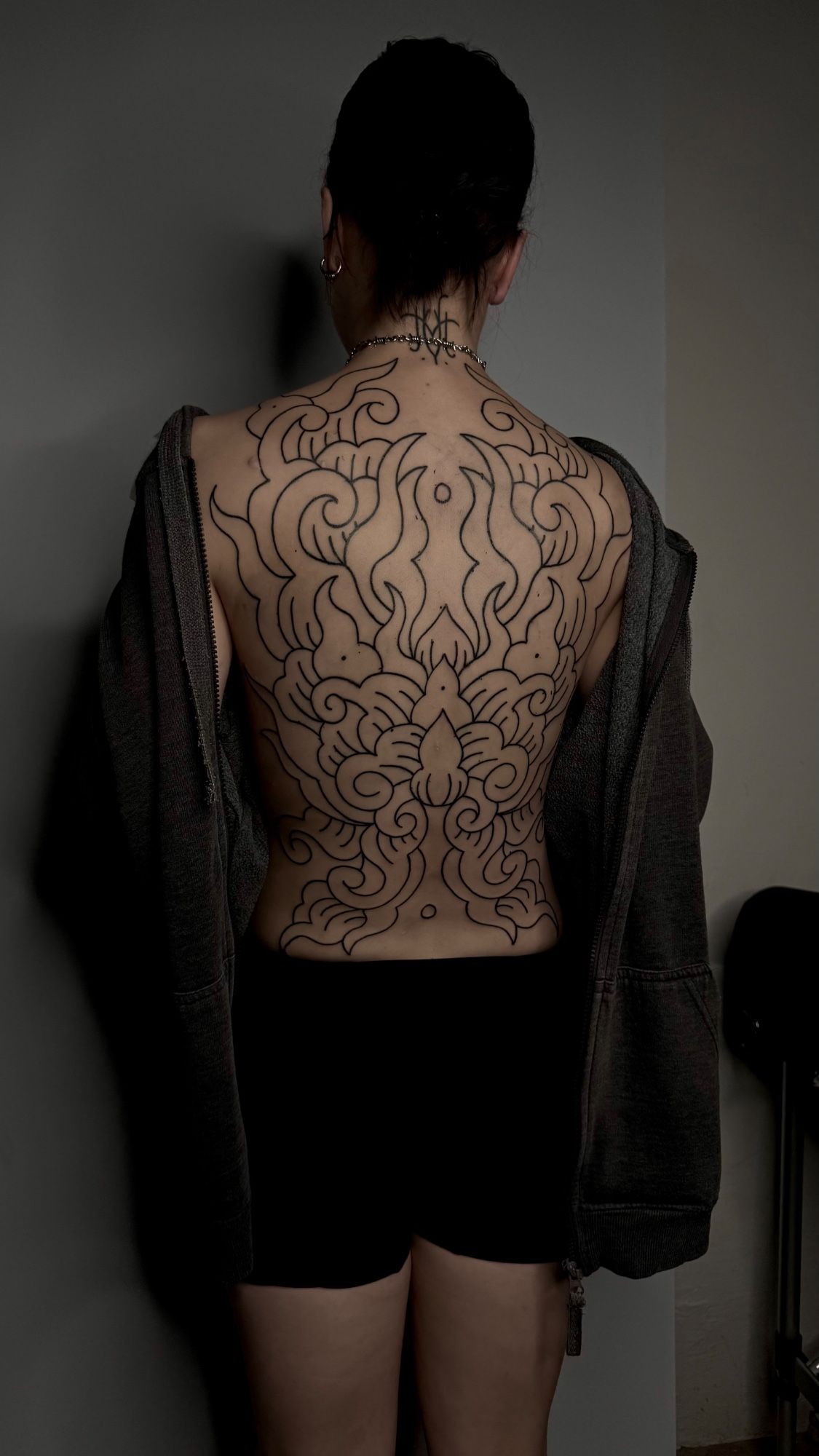 bold ornamental backpiece im Style auf Rücken von studio gamine in Freiburg Breisgau
