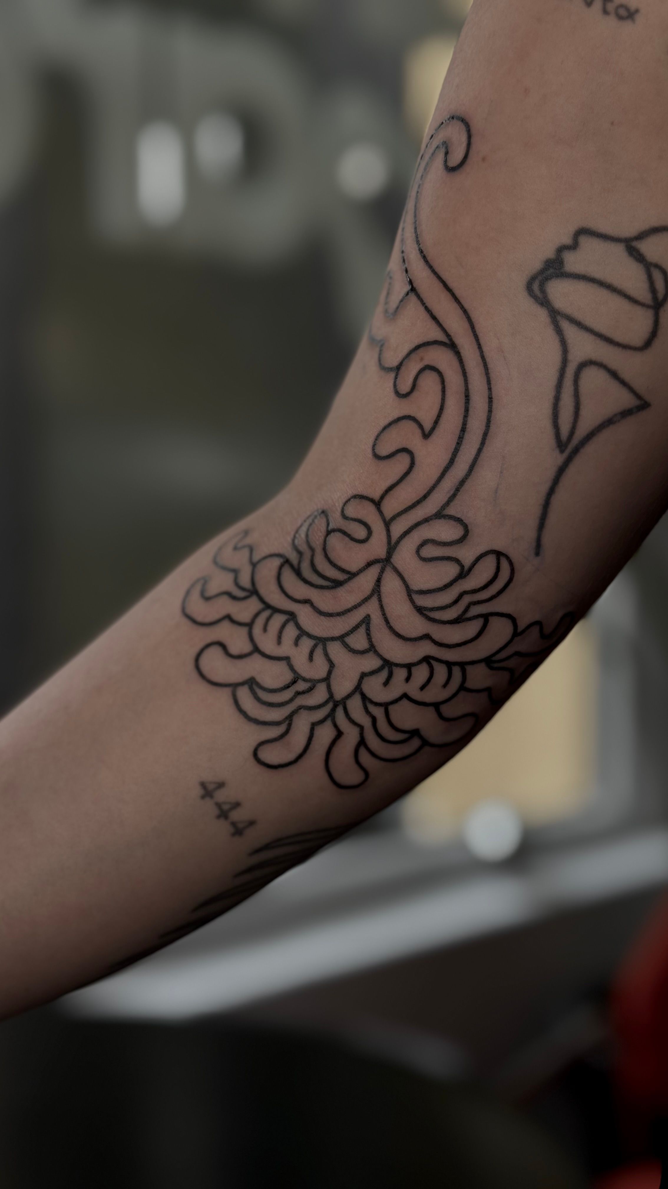 bold ornamental floral filler in style on Upper Arm by studio gamine Freiburg im Breisgau