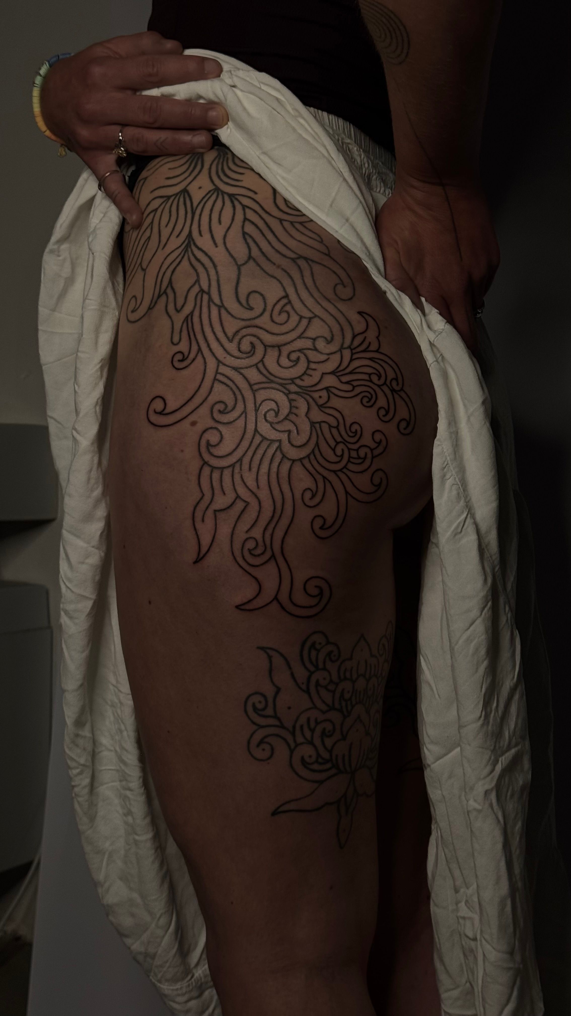 detailed floral ornamental flow im Style auf Oberschenkel von studio gamine in Freiburg Breisgau