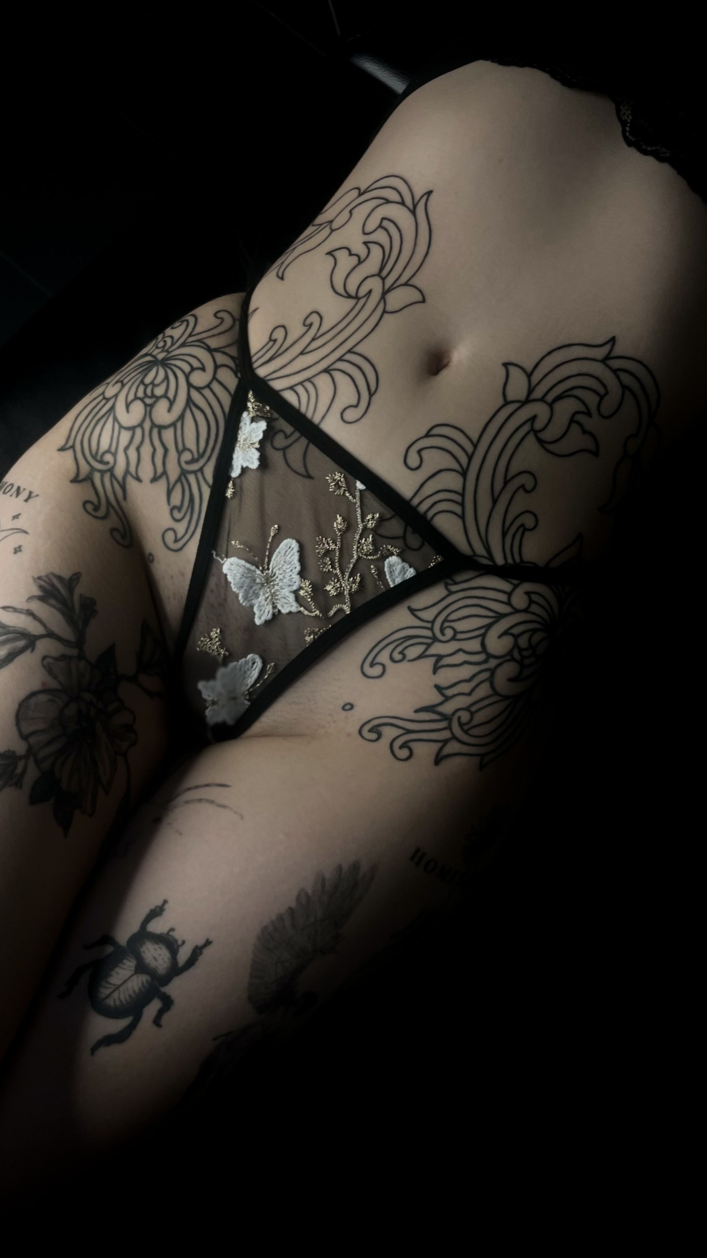 floral flow im Ornamental Style auf Bauch von debo.studio in Freiburg Breisgau