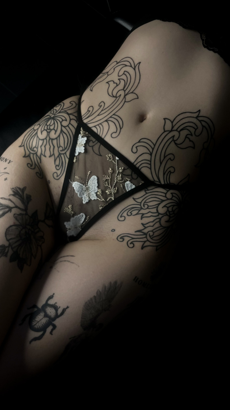 floral flow im Ornamental Style auf Bauch von debo.studio in Freiburg Breisgau