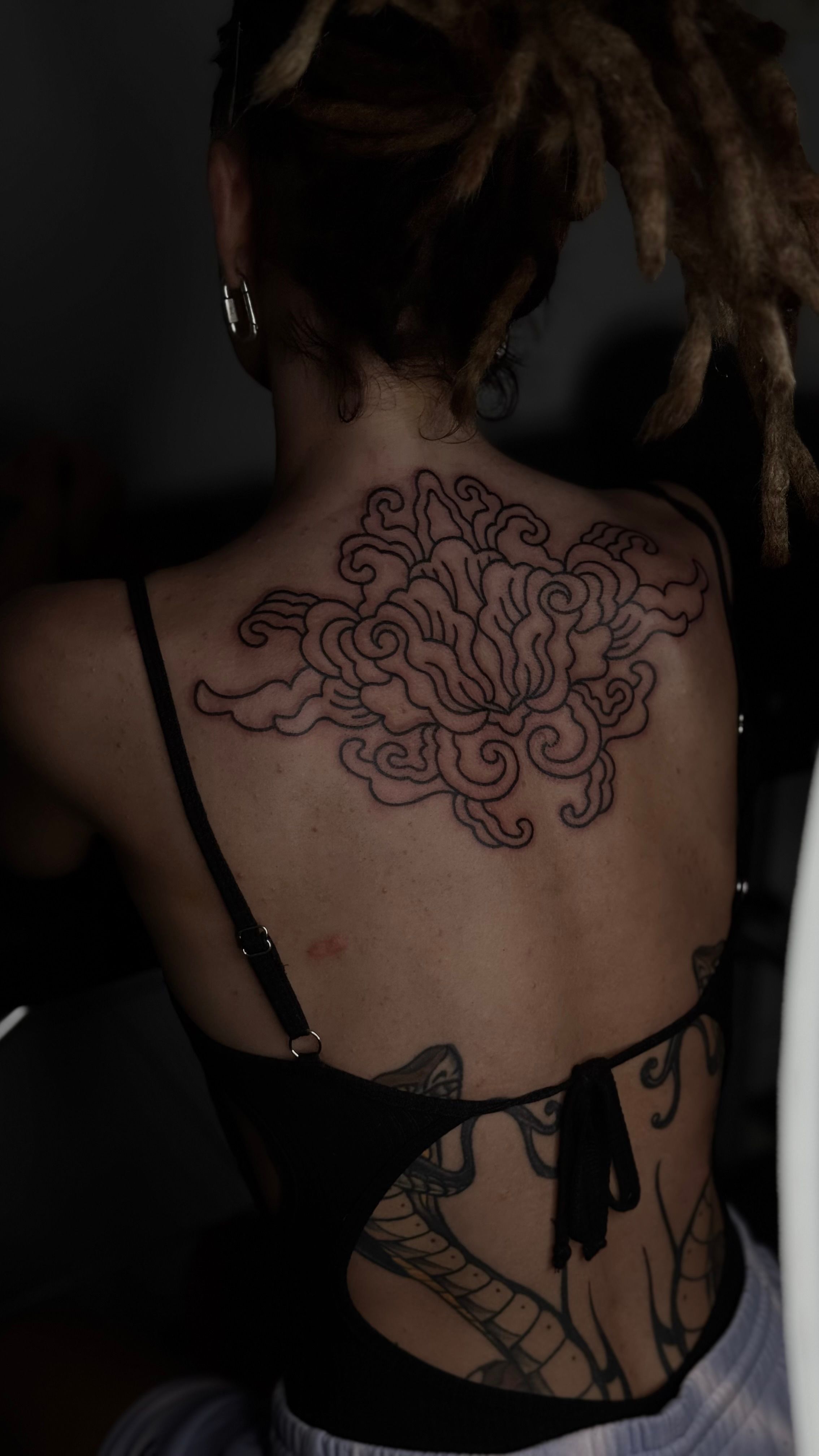 flower lotus im Ornamental Style auf Rücken von debo.studio in Freiburg Breisgau