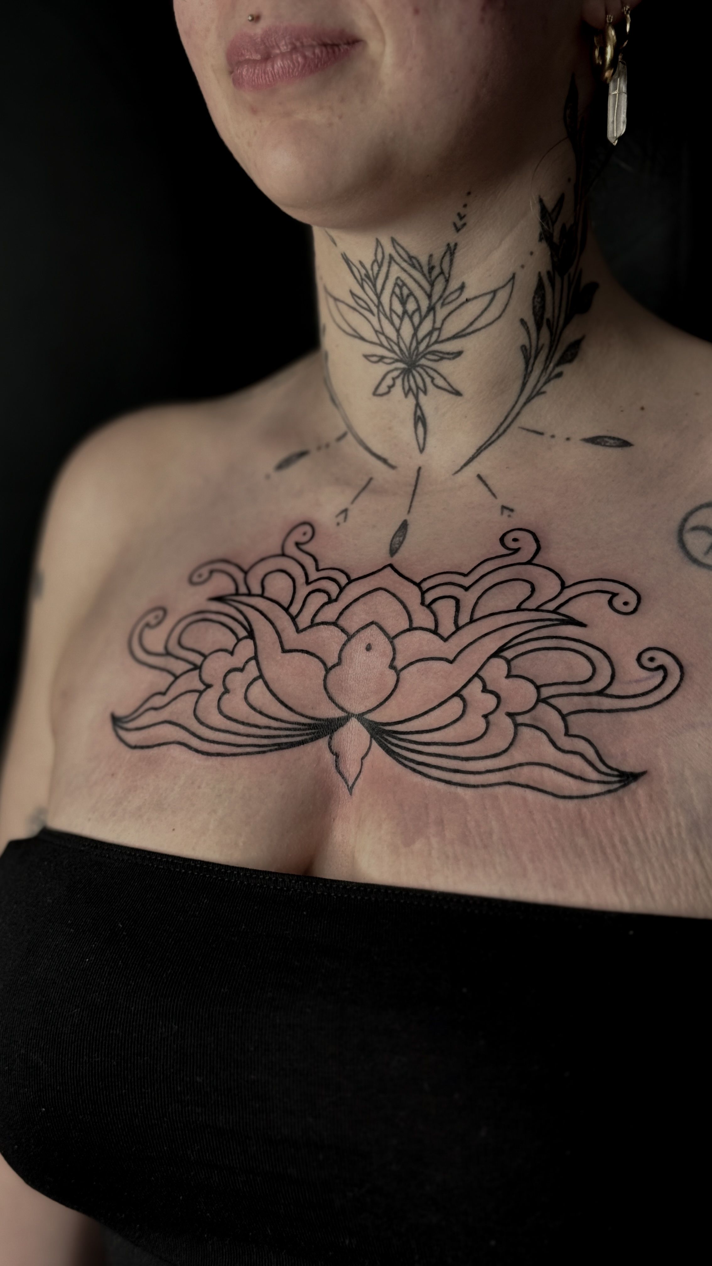 flower im Ornamental Style auf Brust von debo.studio in Freiburg Breisgau