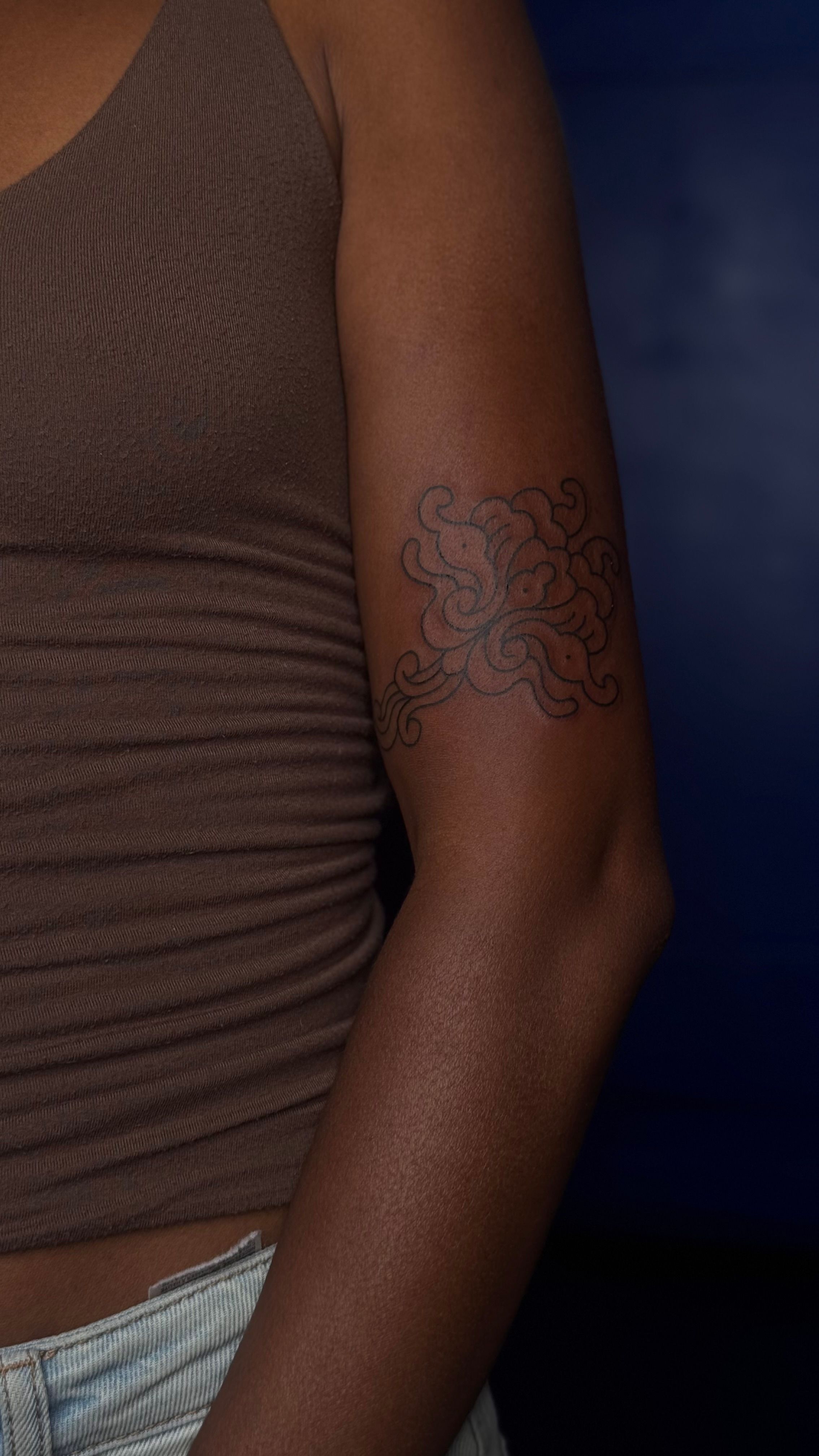 flower im Ornamental Style auf Oberarm von debo.studio in Freiburg Breisgau