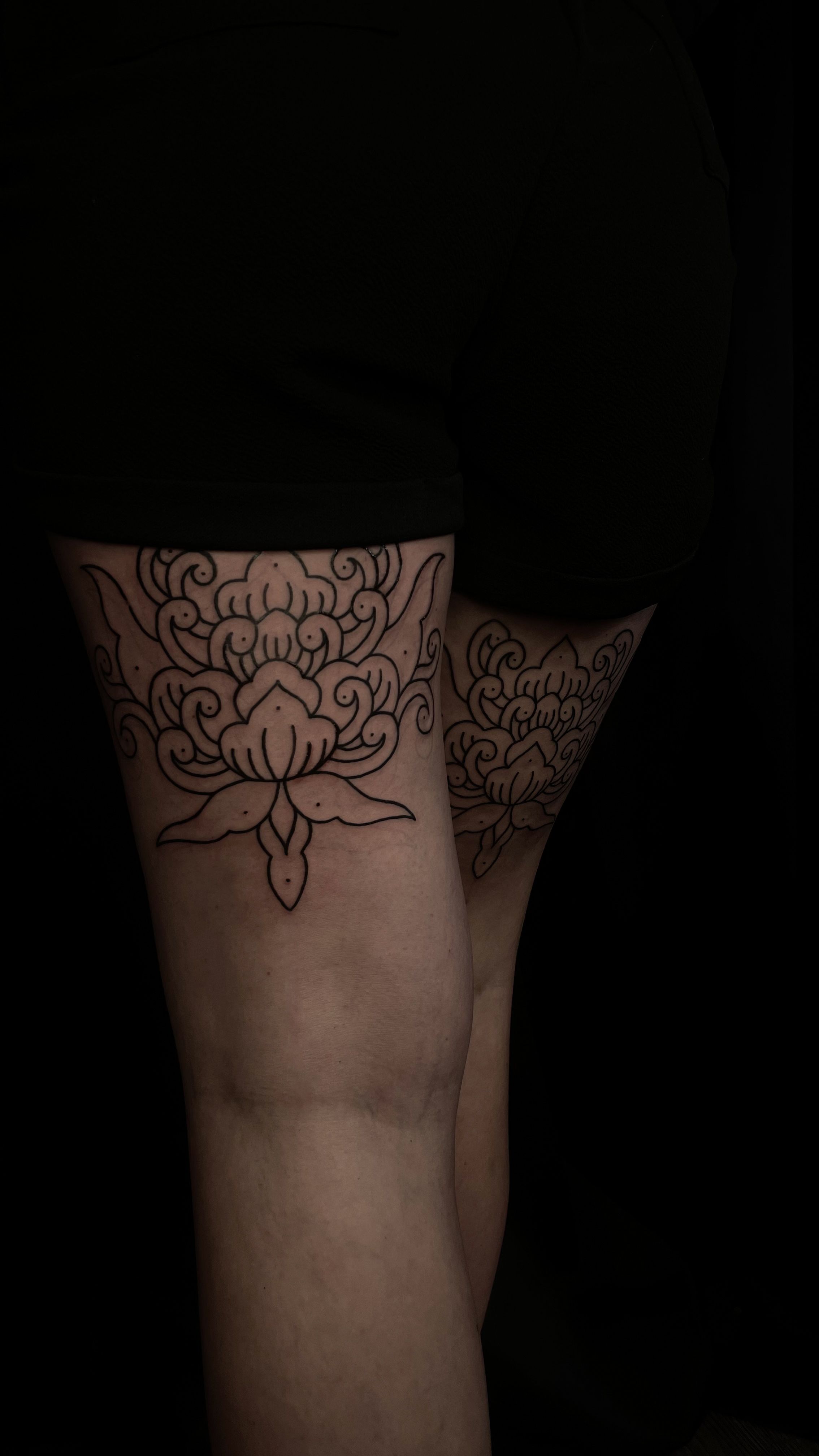 flowers im Ornamental Style auf Oberschenkel von debo.studio in Freiburg Breisgau